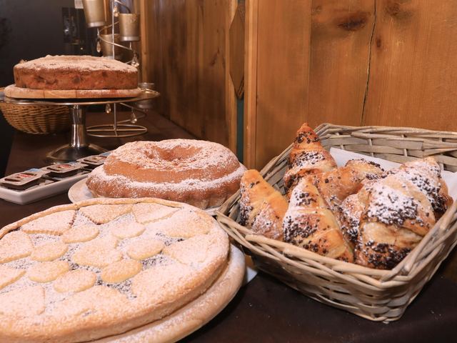 Buffet dolce della colazione con torte fatte in casa e brioche