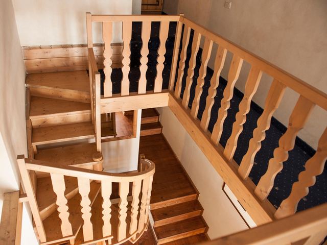Scala interna in legno con balaustra intagliata a mano